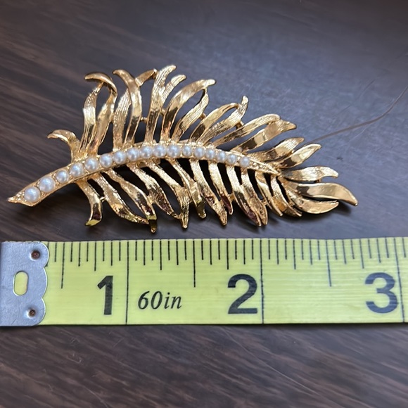 Gerry’s Flaming Feather Faux Pearl Brooche - Picture 13 of 13